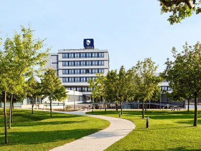 Außenaufnahme vom Campus 1 der FH Wiener Neustadt