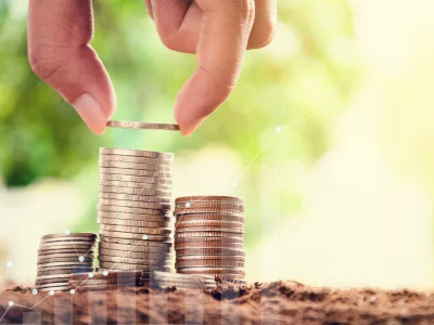 eine Hand stapelt Münzen