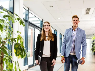 Studierende am Campus 1